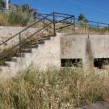 Attraverso una scaletta che costeggia un�altra casamatta, decidiciamo di scendere nella lama per entrare l� dove dagli anni 60 fino ai primi anni 90 tanti giovanissimi baresi si sono riuniti per giocare a interminabili partite di calcio